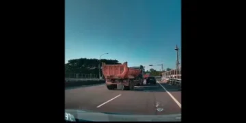 國1湖口交流道砂石車疑切換車道　右側小客車遭擦撞