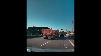 國1湖口交流道砂石車疑切換車道 右側小客車遭擦撞