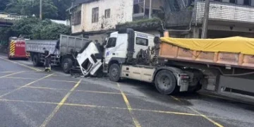 車頭斷裂駕駛骨折！　台二線兩輛砂石車對撞