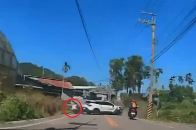 撞擊畫面曝光!台中新社自小客車撞橋墩再撞機車 騎士多處擦挫傷送醫
