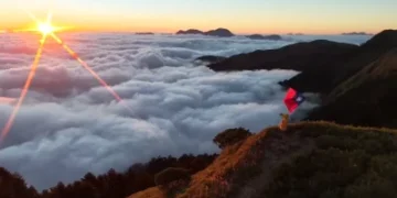 太美了！合歡山日出照亮整片雲海　國旗迎風飄揚慶雙十
