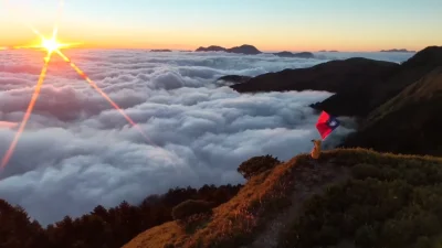 太美了!合歡山日出照亮整片雲海 國旗迎風飄揚慶雙十