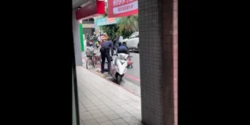 誤會藥局詐騙！蘆洲69歲男當街與警爆衝突　遭壓制畫面曝光