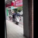 誤會藥局詐騙！蘆洲69歲男當街與警爆衝突　遭壓制畫面曝光
