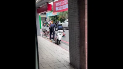 誤會藥局詐騙!蘆洲69歲男當街與警爆衝突 遭壓制畫面曝光