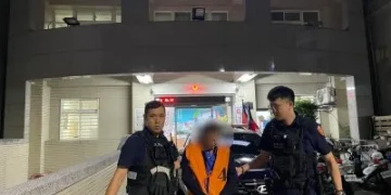 高雄驚悚砍人！62歲男持20公分水果刀砍妻　友人空手奪刀濺血