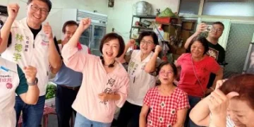 國慶連假最後一天何欣純大里掃街拜票　攤商熱情喊「屯區大里出市長」