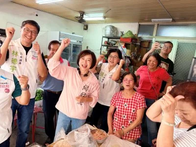 國慶連假最後一天何欣純大里掃街拜票 攤商熱情喊「屯區大里出市長」
