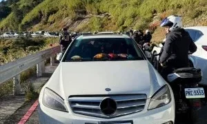 武嶺賓士C300違停擋車潮！警方出手了　涉妨害公眾往來安全將函送檢方