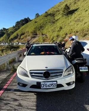 武嶺賓士C300違停擋車潮!警方出手了 涉妨害公眾往來安全將函送檢方