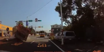 桃園砂石車失控衝進中古車行！6輛車遭撞毀　業者估損失逾300萬