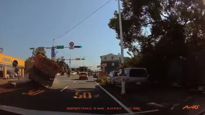 桃園砂石車失控衝進中古車行!6輛車遭撞毀 業者估損失逾300萬
