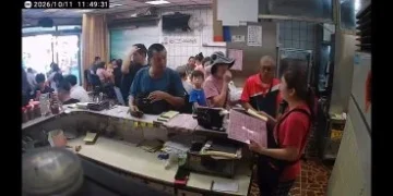 影／餐廳客滿不接外帶！男客當場失控嗆「囂張三小叫老闆出來」　中壢店家PO監視器影片：有這麼餓嗎？