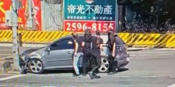 士林自撞民眾拍打車子駕駛才步出車外　兩小時後徒步至派出所查出毒駕！ 