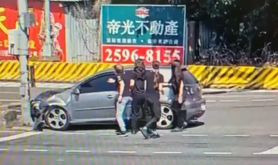 士林自撞民眾拍打車子駕駛才步出車外 兩小時後徒步至派出所查出毒駕!