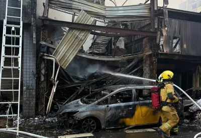 高雄民宅火警延燒3建物!男屋主衝回火場救狗 四肢燒燙傷送醫