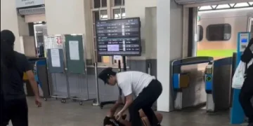 為了椅子鬧翻！黑衣女台鐵新竹站大鬧 拉扯員工竟當場「躺地撒潑」