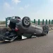 國1台南鹽水段驚傳3車連環事故！轎車自撞護欄翻覆　4人受傷送醫