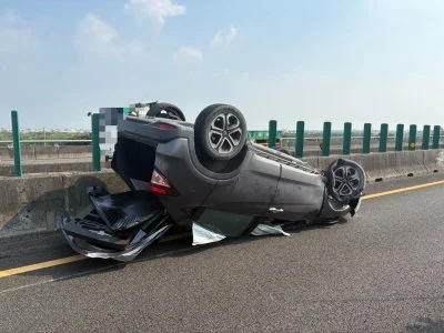 國1台南鹽水段驚傳3車連環事故!轎車自撞護欄翻覆 4人受傷送醫
