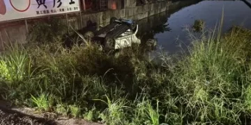 宜蘭員山轎車衝落田裡翻覆！　祖孫3代5人受傷年紀最小1歲