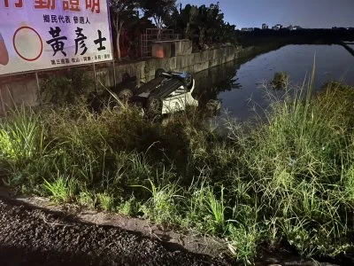 宜蘭員山轎車衝落田裡翻覆! 祖孫3代5人受傷年紀最小1歲