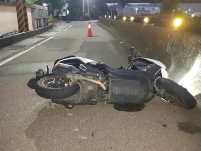 機車撞護欄騎士彈飛落水溝送醫不治! 豐原驚傳死亡車禍