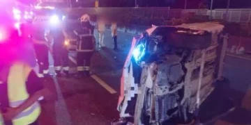 國1高雄段深夜3車連環撞！轎車側翻橫躺車道　2人受傷