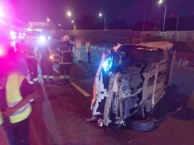 國1高雄段深夜3車連環撞!轎車側翻橫躺車道 2人受傷
