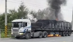 花蓮新城火燒車！　拖板車輪胎起火延燒車上水泥物料