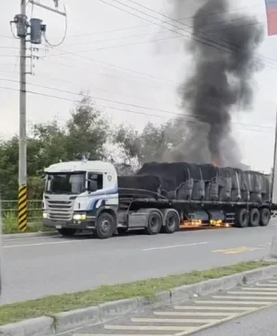 花蓮新城火燒車！　拖板車輪胎起火延燒車上水泥物料