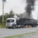 花蓮新城火燒車！　拖板車輪胎起火延燒車上水泥物料