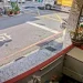 影／行經「停」字未減速出事！高雄騎士過路口與垃圾車碰撞　安全帽噴飛人躺平不起