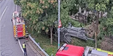 國道3號斗六交流道驚險事故！大貨車煞車失靈撞護欄　失控側翻邊坡