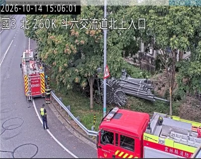 國道3號斗六交流道驚險事故!大貨車煞車失靈撞護欄 失控側翻邊坡