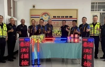 潮州福安宮暖心捐贈交通裝備！LED警示燈、反光背心助警執勤更安全