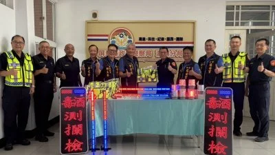 潮州福安宮暖心捐贈交通裝備!LED警示燈、反光背心助警執勤更安全