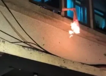 驚！吸毒男行政院對面大樓內燒衣揮舞　警消破門電擊槍制伏