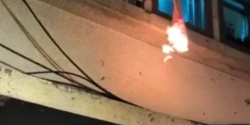 驚！吸毒男行政院對面大樓內燒衣揮舞　警消破門電擊槍制伏