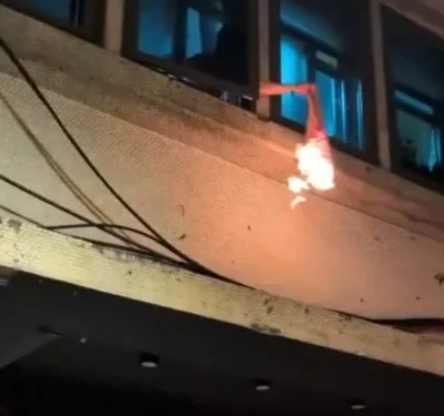 驚！吸毒男行政院對面大樓內燒衣揮舞　警消破門電擊槍制伏