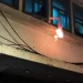 驚！吸毒男行政院對面大樓內燒衣揮舞　警消破門電擊槍制伏