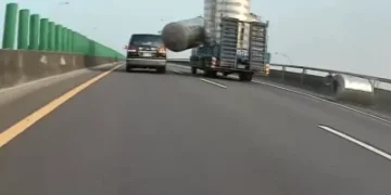 台88快速道路水塔掉落砸車！　警方追查肇事貨車究辦