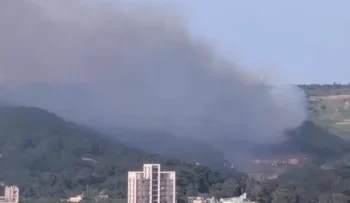 新竹湖口阿兵哥抽菸亂丟菸頭引發火燒山？　網友酸：「「沒有煙幕罐菸頭也可以」