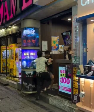 萬華甜甜圈店女客與男店員肢體爆突! 疑女客不耐排隊久候引發