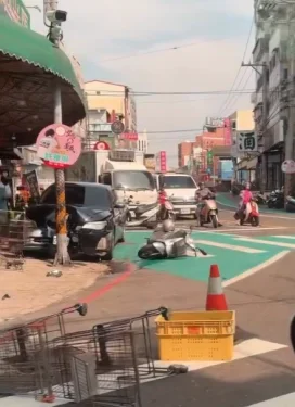 駕車打瞌睡肇逃！彰化自小客車撞倒79歲翁再撞號誌桿　駕駛落跑