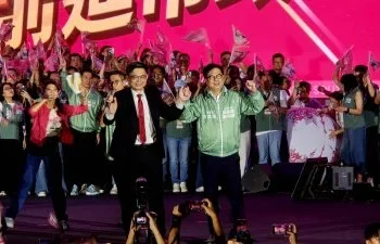 直擊/賴瑞隆、陳其邁合體大進場!手牽手催票「接關鍵四棒」