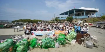 光田醫院號召親子淨灘!逾60名孩童走進龍井海岸 12年清出3.8公噸垃圾