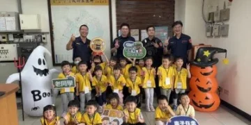 警用盾牌被認成滑板車!高雄幼童參訪派出所 童言童語逗笑員警