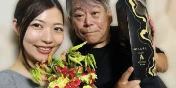 日62歲男星娶29歲嫩妻！差33歲　甜喊：「要活久一點」